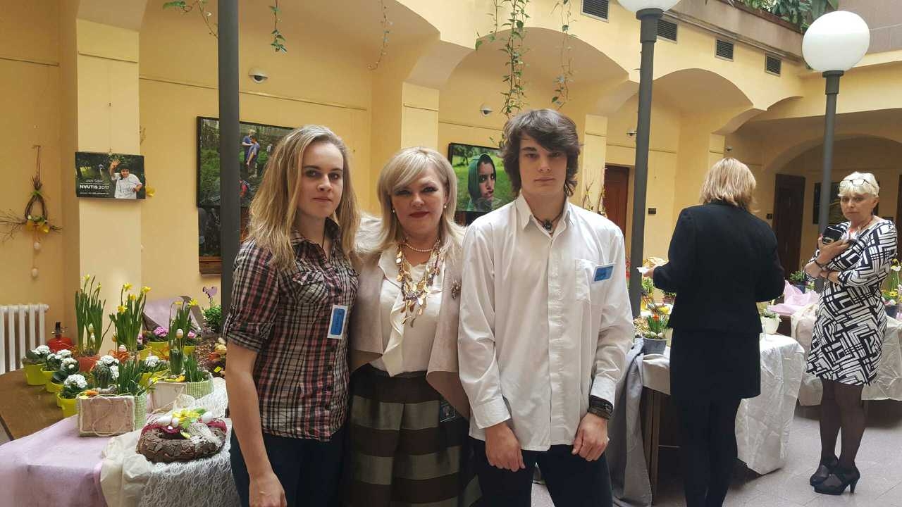 Lenka Vorlová a Jan Vašíček s ředitelkou školy PeadDr. Bc. Ivanou Dobešovou